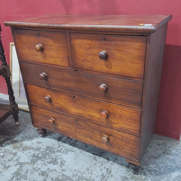 Lot 123 - CHEST OF DRAWERS