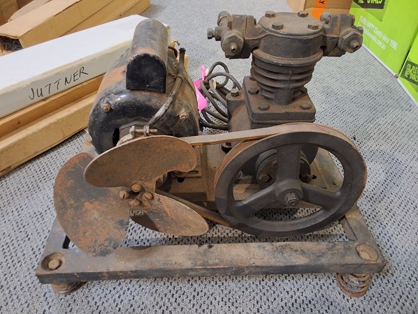 Lot 252 - VINTAGE AIR COMPRESSOR