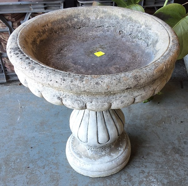 Lot 390 - BIRD BATH