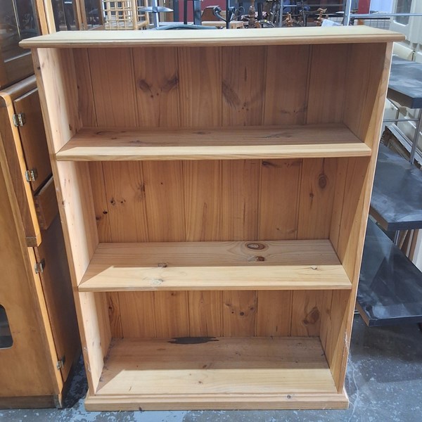 Lot 145 - BOOKSHELF
