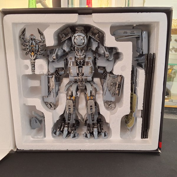 Lot 1346 - COLLECTABLE FIGURE