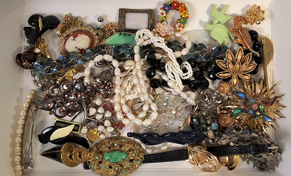 Lot 1051 - JEWELLERY