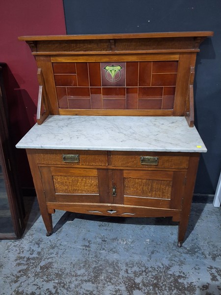 Lot 231 - WASH STAND