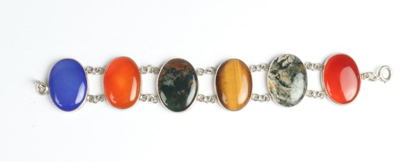 Lot 1017 - SILVER AGATE BRACELET