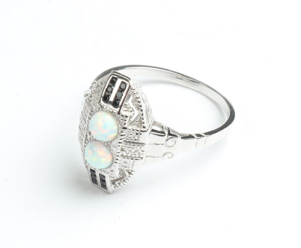 Lot 1028 - SILVER RING