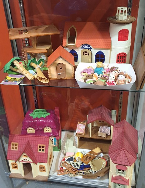 Lot 1386 - SYLVANIAN FAMILIES & LIL' WOODZEEZ