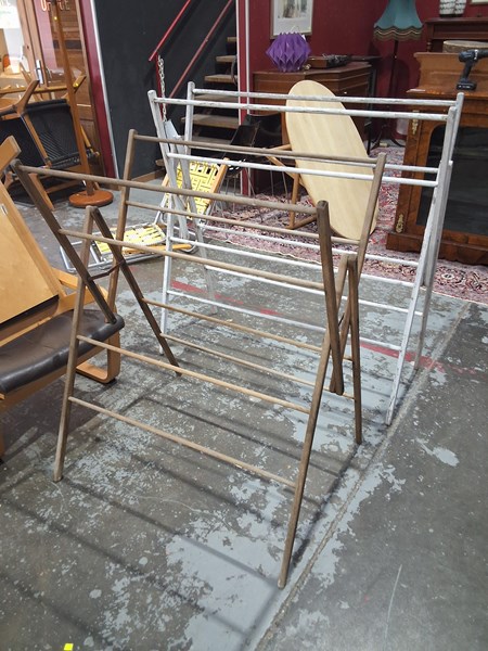 Lot 304 - CLOTHES AIRER