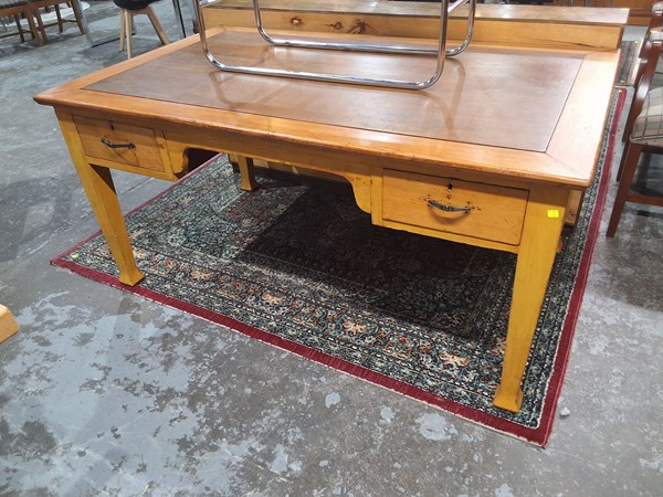 Lot 123 - DESK