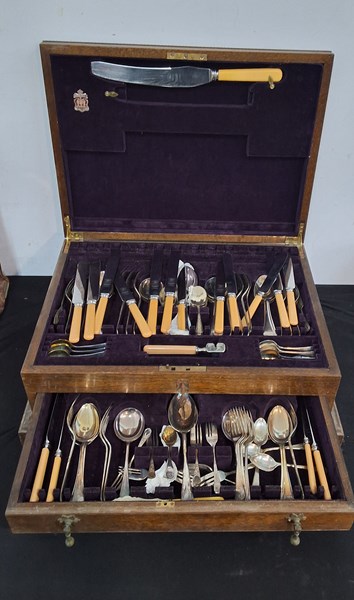 Lot 1445 - CUTLERY CANTEEN