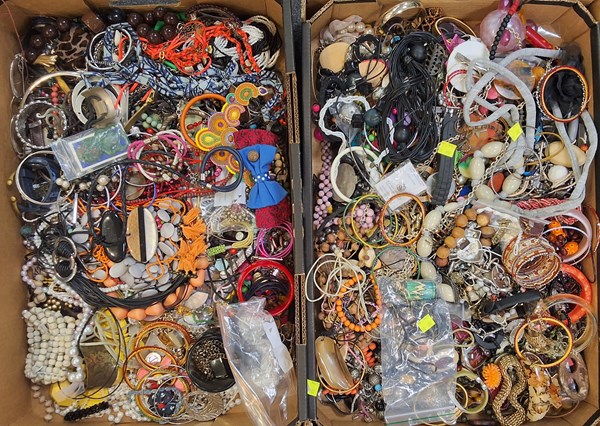 Lot 1414 - COSTUME JEWELLERY