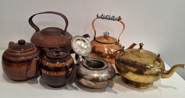 Lot 1533 - TEAPOTS