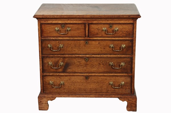 Lot 73 - PETITE CHEST OF DRAWERS
