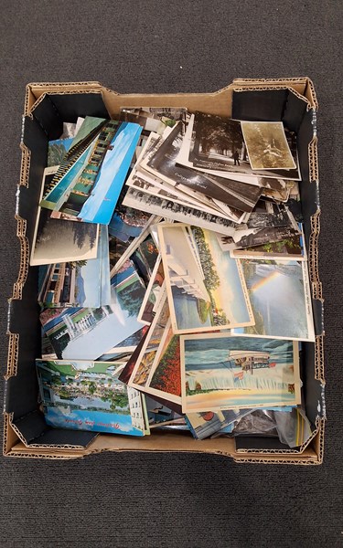 Lot 1318 - POSTCARDS