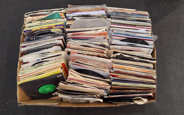 Lot 1325 - VINYL 45s
