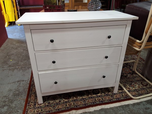 Lot 315 - CHEST OF DRAWERS