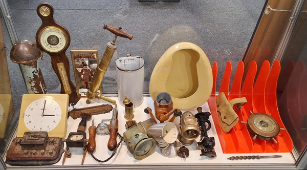 Lot 1459 - VINTAGE COLLECTABLES