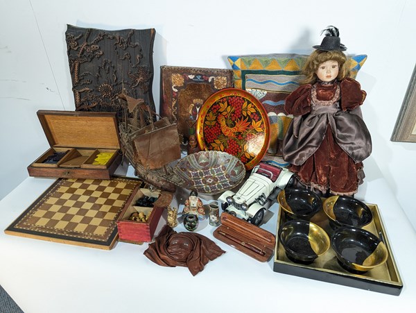 Lot 1529 - WORLDLY COLLECTABLES