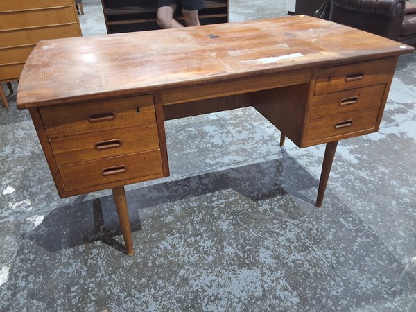 Lot 12 - DESK