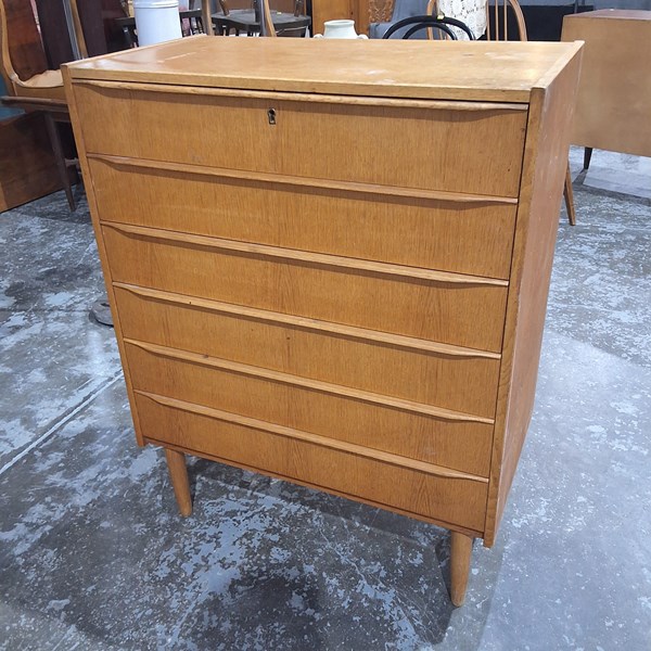Lot 26 - CHEST OF DRAWERS