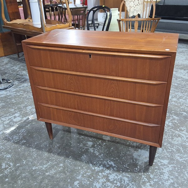 Lot 24 - CHEST OF DRAWERS