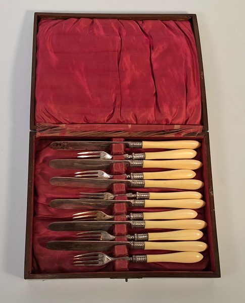 Lot 1096 - CUTLERY SERVICE