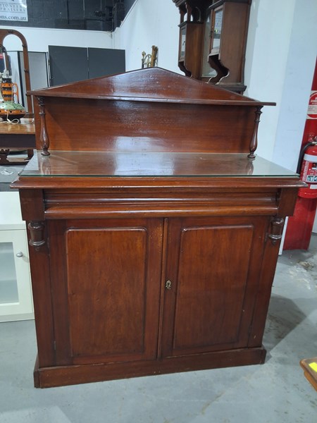 Lot 256 - CEDAR CHIFFONIER