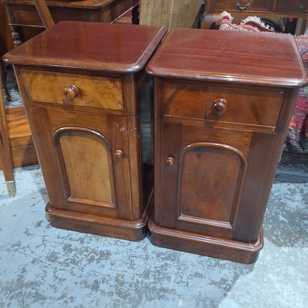 Lot 73 - BEDSIDE CABINETS