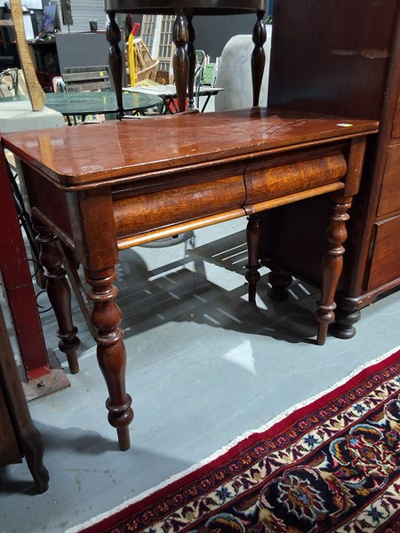 Lot 317 - DESK