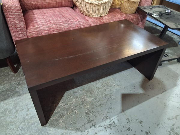 Lot 220 - COFFEE TABLE