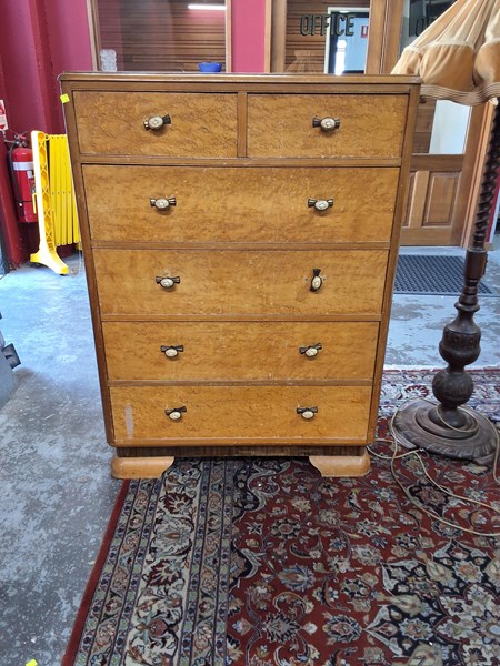 Lot 132 - CHEST OF DRAWERS