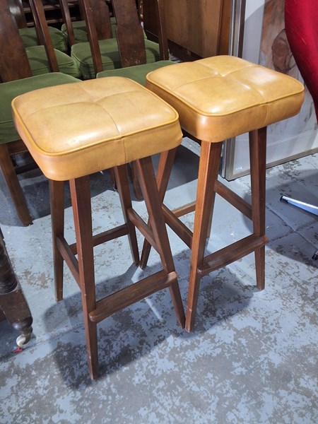 Lot 17 - BAR STOOLS