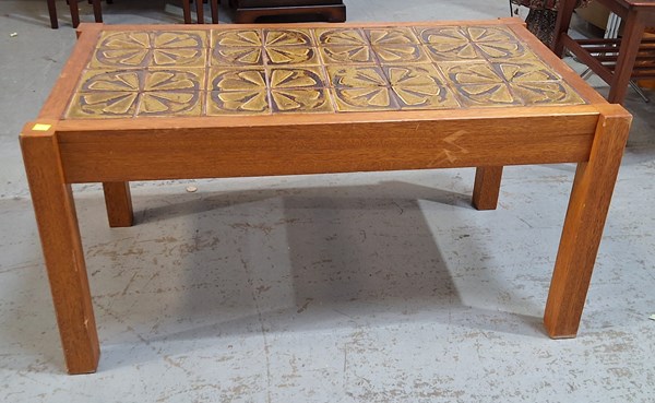 Lot 162 - COFFEE TABLE