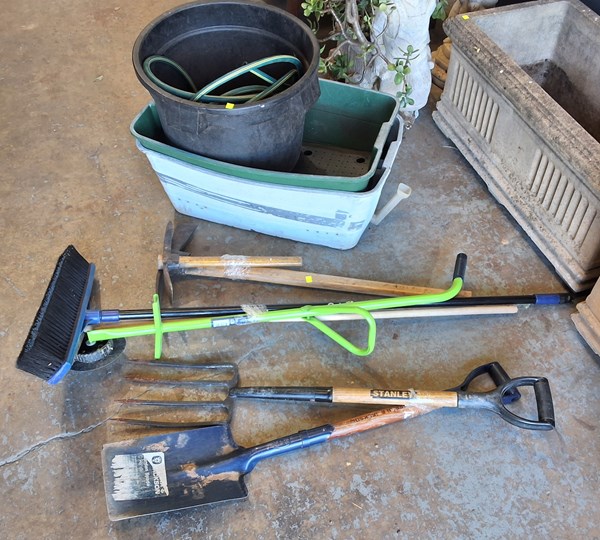 Lot 575 - GARDENING LOT