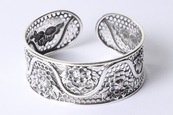 Lot 1079 - SILVER LOTUS BANGLE