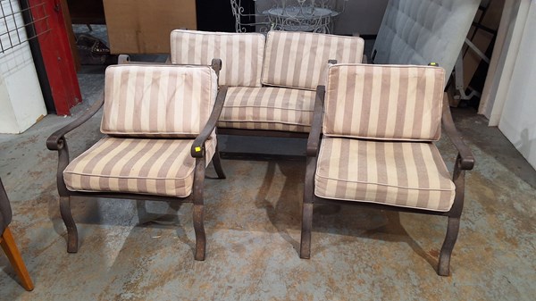 Lot 399 - OUTDOOR LOUNGE
