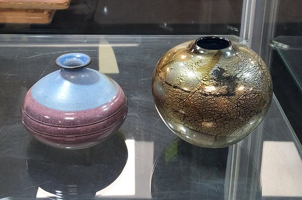 Lot 1396 - STUDIO GLASS & POTTERY