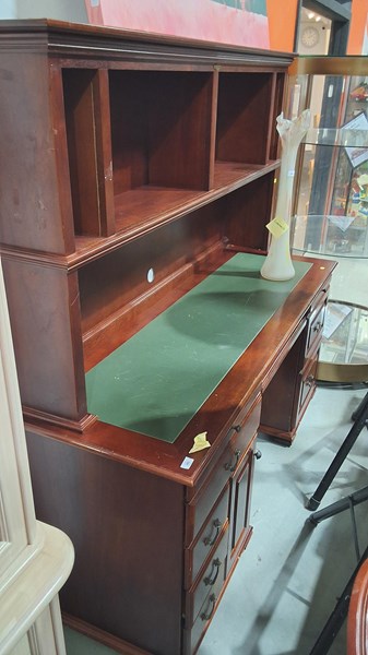 Lot 244 - DESK