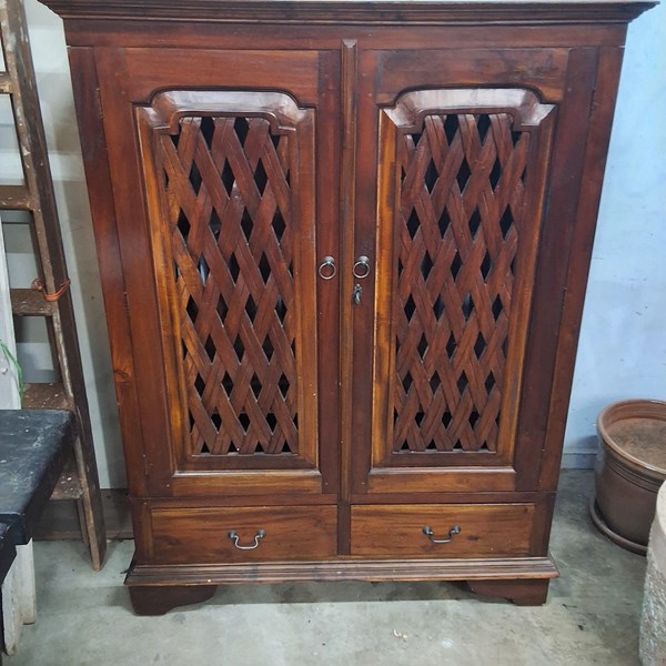 Lot 95 - TV CABINET