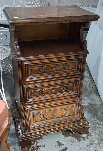 Lot 542 - CABINET