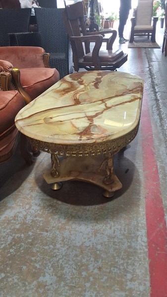Lot 528 - COFFEE TABLE