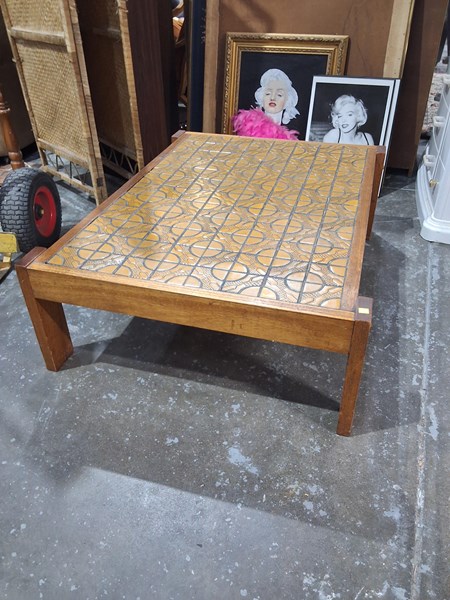 Lot 394 - COFFEE TABLE