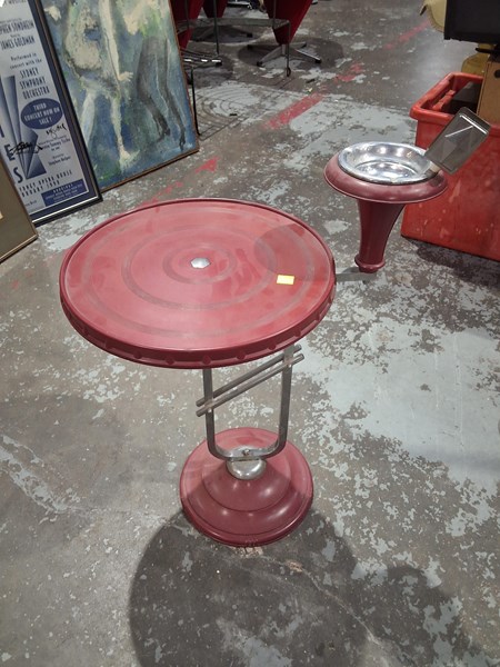 Lot 6 - SMOKERS STAND