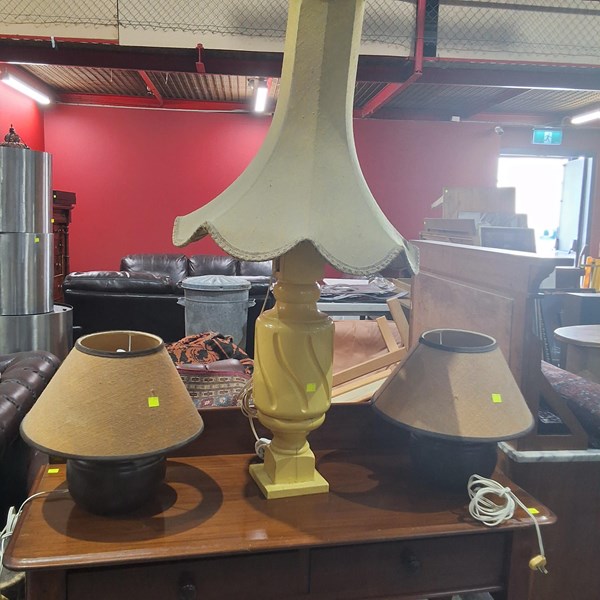 Lot 260 - TABLE LAMPS
