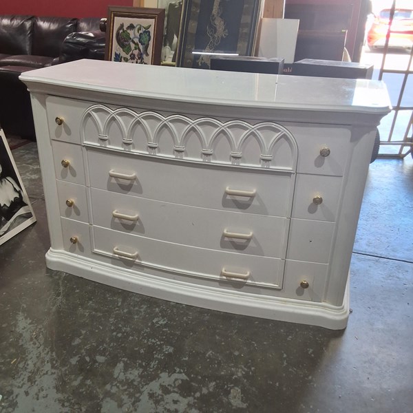 Lot 119 - CHEST OF DRAWERS