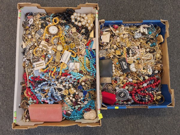 Lot 1416 - COSTUME JEWELLERY