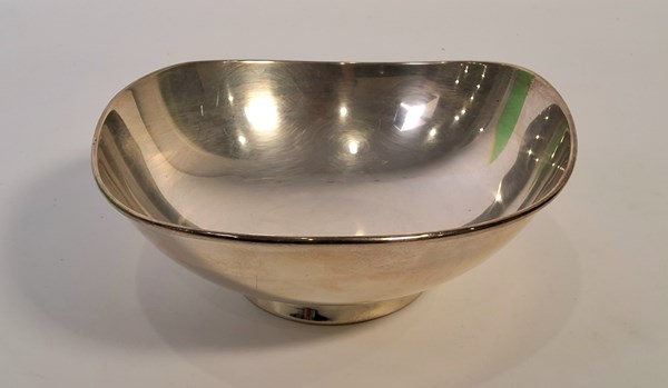 Lot 1076 - SILVER BOWL
