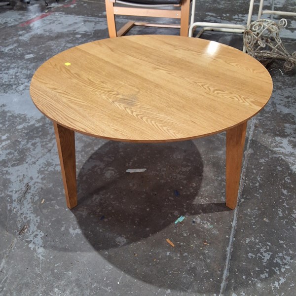 Lot 213 - COFFEE TABLE