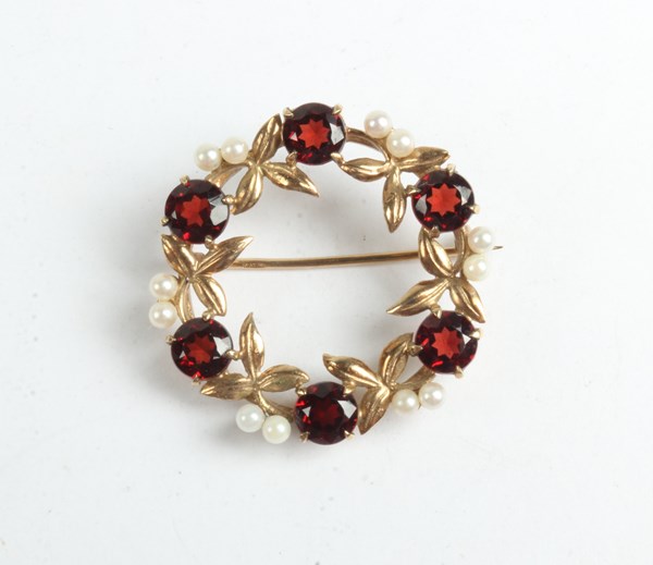 Lot 1004 - GOLD BROOCH