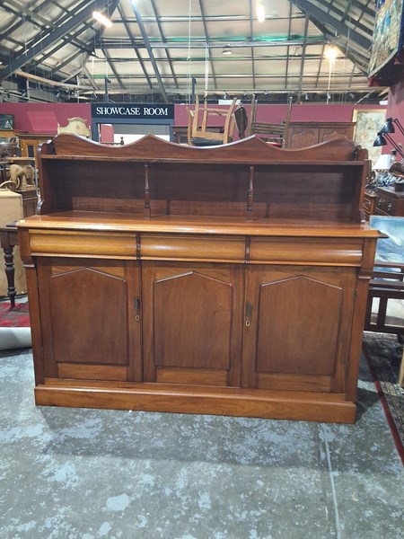 Lot 165 - SIDEBOARD