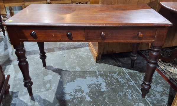 Lot 154 - DESK